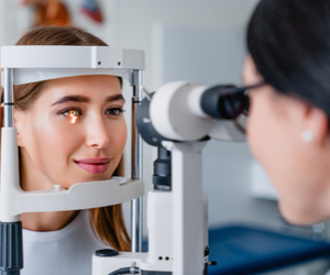 eye doctor giving eye exam