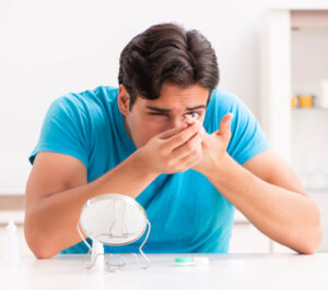 man trying to put contacts in
