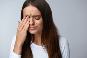 woman experiencing eye discomfort 